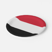 Jemen-Flagge Pappteller (Schrägansicht)