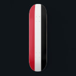 Jemen-Flagge Skateboard<br><div class="desc">Dieses Design zeigt die Nationalflagge des Jemen (offiziell als Republik Jemen bekannt), das ein Land am südlichen Ende der Arabischen Halbinsel in Western Asien ist. Der Jemen grenzt im Norden an Saudi-Arabien, im Westen an das Rote Meer, im Süden an den Golf von Aden und am Kanal von Guardafui und...</div>