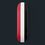 Jemen-Flagge Skateboard<br><div class="desc">Dieses Design zeigt die Nationalflagge des Jemen (offiziell als Republik Jemen bekannt), das ein Land am südlichen Ende der Arabischen Halbinsel in Western Asien ist. Der Jemen grenzt im Norden an Saudi-Arabien, im Westen an das Rote Meer, im Süden an den Golf von Aden und am Kanal von Guardafui und...</div>