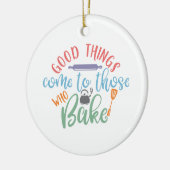 Jene, die backen, kommen zu guten Dingen Keramik Ornament (Links)