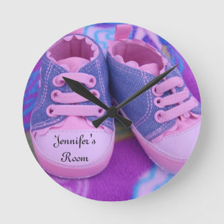 Jennifers Raum-Wanduhren rosa Tennis-Schuh-Baby Runde Wanduhr