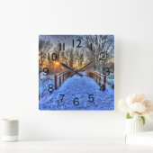 Jenseits der Bridge Winterlandschaft Quadratische Wanduhr (Zuhause)