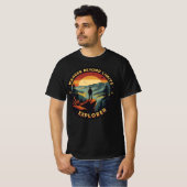 Jenseits der Grenzen: Retro Explorer-Abenteuer T-Shirt (Vorne ganz)