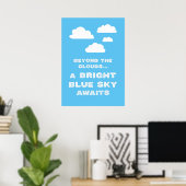 Jenseits der Wolken wartet ein heller blauer Himme Poster (Heimbüro)