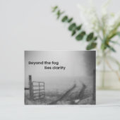 Jenseits des Nebels ist Klarheit - Postkarte (Stehend Vorderseite)