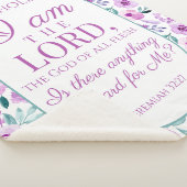 Jeremiah 32:27 Uhr mit lila Blumen Hintergrund Sherpadecke (3/4)