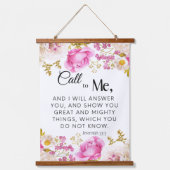 Jeremiah 33:3 Ruf mir rosa Blumenschrift an Wandteppich Mit Holzrahmen (Vorderseite)