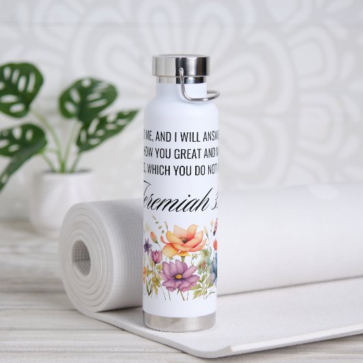 Jeremiah 33:3 Ruf mir Wildblumen Schrift an Trinkflasche (Yoga)