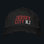 JERSEY CITY NJ Red White auf Black Vintag Style Bestickte Baseballkappe<br><div class="desc">JERSEY CITY NJ Rot und Weiß Stickerei auf Schwarz bedrückte Vintage Baumwollhut. Die Stickerei kann an andere Farbeinstellungen angepasst werden,  indem Sie die Schaltfläche "Design bearbeiten" auswählen. Außerdem ist die Möglichkeit verfügbar,  die gewünschte Farbe auf der Hauptseite auszuwählen.</div>