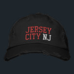 JERSEY CITY NJ Red White auf Black Vintag Style Bestickte Baseballkappe<br><div class="desc">JERSEY CITY NJ Rot und Weiß Stickerei auf Schwarz bedrückte Vintage Baumwollhut. Die Stickerei kann an andere Farbeinstellungen angepasst werden,  indem Sie die Schaltfläche "Design bearbeiten" auswählen. Außerdem ist die Möglichkeit verfügbar,  die gewünschte Farbe auf der Hauptseite auszuwählen.</div>