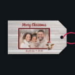 Jersey Cow, Barnholz, Foto "Moory Christmas" Geschenkanhänger<br><div class="desc">Mit diesem "Moory Christmas"-Geschenketikett mit einer zauberhaften Jersey-Kuh in einer Weihnachtsmannmütze verbringen Sie einen frischen Feiertagssjubeln. Dieses Geschenketikett ist perfekt für jeden, der während der Ferien Lieben spielt, Tiere auf dem Bauernhof und ein bisschen Spaß hat. Die Vorderseite zeigt eine festliche Kuh mit dem spielerischen Gruß "Moory Christmas" und kann...</div>