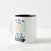 Jesaja-43:2, ALS SIE TIEFES WASSER DURCHLAUFEN Zweifarbige Tasse (Vorderseite Links)