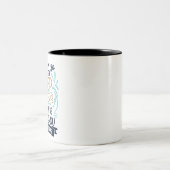 Jesaja-43:2, ALS SIE TIEFES WASSER DURCHLAUFEN Zweifarbige Tasse (Mittel)