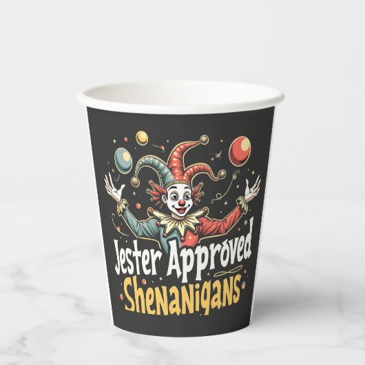 Jester Approved Shenanigans Circus Clown Pappbecher (Vorderseite)