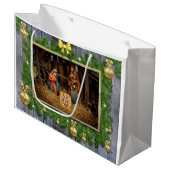 Jesus Born Große Geschenktüte (Vorderseite Schrägansicht)