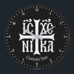 Jesus Christus erobert die Emblem-Wall-Uhr Große Wanduhr<br><div class="desc">Stilisierte Briefe und Kreuz symbolisieren den Triumph Christi über Tod und Sünde. Vector Monochrom Symbol mit anpassbarer Farbe. Benutzerdefinierte Hintergrundfarbe. Eigener Text.</div>