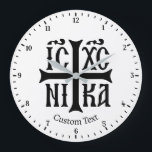 Jesus Christus erobert die Emblem-Wall-Uhr Große Wanduhr<br><div class="desc">Stilisierte Briefe und Kreuz symbolisieren den Triumph Christi über Tod und Sünde. Vector Monochrom Symbol mit anpassbarer Farbe. Benutzerdefinierte Hintergrundfarbe. Eigener Text.</div>