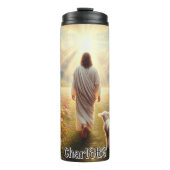 Jesus geht mit Lamm auf dem Feld Thermosbecher (Vorderseite)