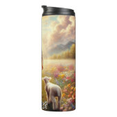 Jesus geht mit Lamm auf dem Feld Thermosbecher (Nach rechts gedreht)