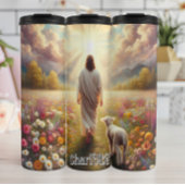 Jesus geht mit Lamm auf dem Feld Thermosbecher