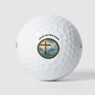 Jesus hängt von einem christlichen Kreuzungskreuz. Golfball
