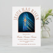 Jesus hat den Ostersonnendienst in der Kirche über Folieneinladung (Stehend vorne)