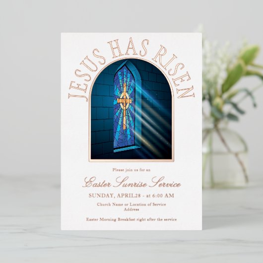 Jesus hat den Ostersonnendienst in der Kirche über Folieneinladung (Stehend vorne)