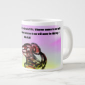 Jesus hier Jumbo-Tasse (Vorderseite Rechts)