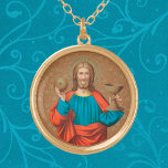 Jesus Holding Up the Eucharist (SNV 050) Vergoldete Kette<br><div class="desc">In dieser Schlucht ist Jesus in kräftigen Primärfarben vergorgen - eine blaue Melodie mit einem gelben Kragen und einem roten Mantel. Er hält die Eucharistin auf und hinaus - das Brot in seiner aufgewachsenen rechten Hand; der Kelch des Weins in seinen links. Die Geste ist offen, expansiv, einladend. Jesus nimmt...</div>