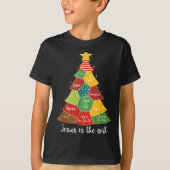 Jesus Is The Gift Christmas Tree Patchwork Scriptu T-Shirt (Vorderseite)