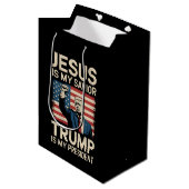 Jesus ist mein Retter Trump ist mein Präsident 47 Mittlere Geschenktüte (Vorderseite Schrägansicht)