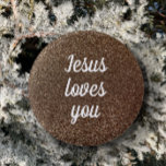Jesus Lieben Sie personalisieren Imitate Glitzer G Button<br><div class="desc">Sie können diese Taste "Jesus Liebe You", geschrieben in modernen eleganten weißen Drehbuch auf einem Imitat Glitzer goldenen Hintergrund personalisieren. Dieser Schimmer wird mit vielen bräunlichen schwarzen goldenen Fesseln simuliert. Diese stilvolle Trendtaste kann mit einem Namen oder einem anderen Schlüsselwort angepasst werden. Es kann auch in loser Schüttung bestellt werden,...</div>