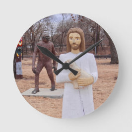 Jesus und Bigfoot Holzstatuen Roadside Art Runde Wanduhr