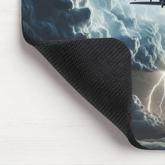 Jet fliegt durch einen Sturm Mousepad (Ecke)