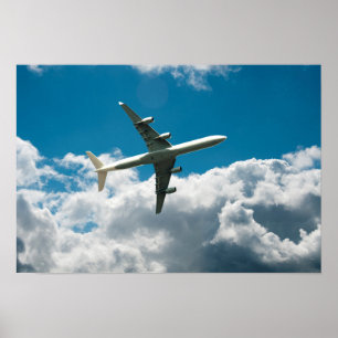 Jet-Flugzeug, das in Wolken aufsteigt Poster