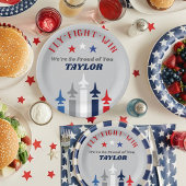 Jet-Flugzeug der militärischen Luftwaffe gehen Par Pappteller