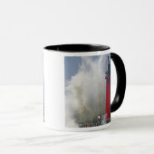 Jetons sehen große Wellen in Tasse (VorderseiteRechts)