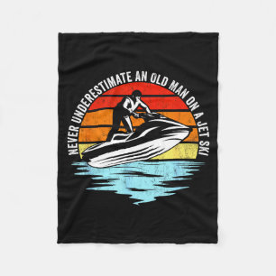 Jetski fahren unterschätzt einen alten Mann auf ei Fleecedecke