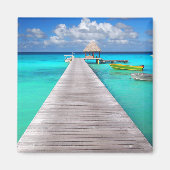 Jetty mit Booten in einer tropischen Lagune Magnet (Vorne)