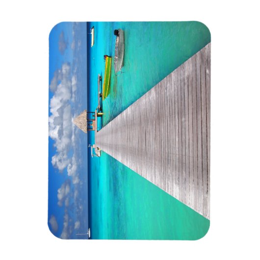 Jetty mit Booten in einer tropischen Lagune Magnet (Vertikal)