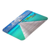 Jetty mit Booten in einer tropischen Lagune Magnet (Linke Seite)