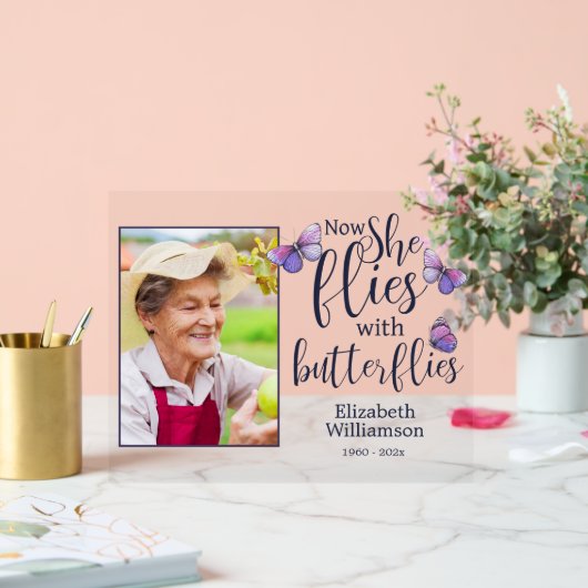 Jetzt fliegt sie mit dem Foto der Schmetterlinge Acrylschild (Hochzeit)