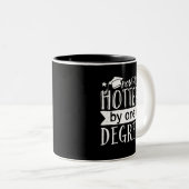 Jetzt Hotter um 1 Grad Funny Abschluss Day Puns Zweifarbige Tasse (VorderseiteRechts)