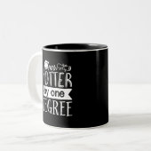 Jetzt Hotter um 1 Grad Funny Abschluss Day Puns Zweifarbige Tasse (Vorderseite Links)