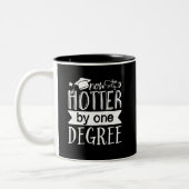 Jetzt Hotter um 1 Grad Funny Abschluss Day Puns Zweifarbige Tasse (Links)