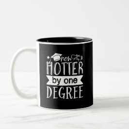 Jetzt Hotter um 1 Grad Funny Abschluss Day Puns Zweifarbige Tasse
