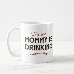 Jetzt jetzt, trinkt Mama Kaffeetasse