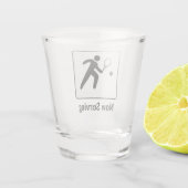 Jetzt Serving! Tennisspieler mit Racquet und Text Schnapsglas (Rückseite)