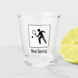 Jetzt Serving! Tennisspieler mit Racquet und Text Schnapsglas