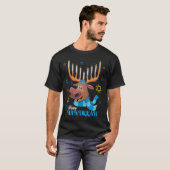 Jewdolph Hanukkah Reindeer Menorah Chanukah T-Shirt (Vorne ganz)